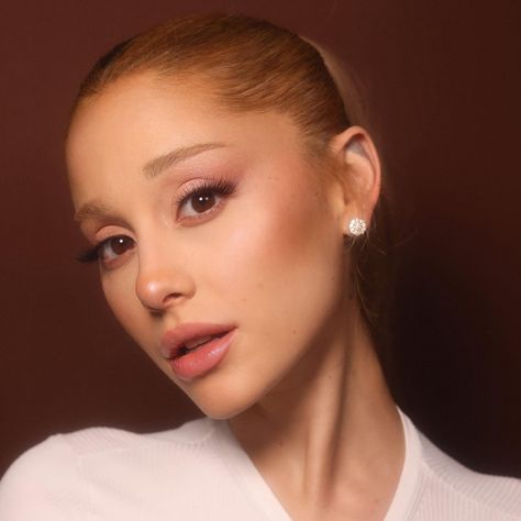 Kat | @arianagrande for @r.e.m.beauty 💓📸 | Instagram Ariana Grande Makeup, Straight Eyebrows, R E M Beauty, Ariana Grande Cute, Ariana Grande Photoshoot, Ariana Grande Photos, Ariana Grande Pictures, Cat Valentine, Liquid Eyeshadow