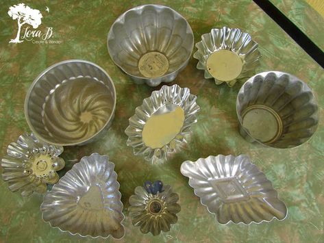 Repurposed Tart Mold Pedestals are a fun DIY upcycle for vintage baking and jello molds. Home decor and tabletop styling possibilities for all seasons! #repurposedvintage #vintagetabletopdecor #vintageweddings #repurposing #upcycledvintage Picnic Centerpieces, Vintage Jello Molds, Tart Tins, Fall Pumpkin Centerpieces, Fall Picnic, Jello Mold, Tart Molds, Vintage Baking, Jello Molds