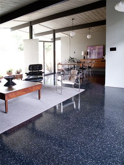 terrazzo floor in a house Black Terrazzo Floor, Terazzo Floor, Vct Flooring, Terrazzo Floors, Terrazzo Flooring, Mid Century House, San Francisco Bay, Floor Design, Mid Century Modern Design