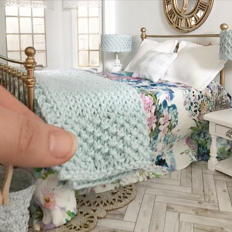 Hand Knitted Throws, Miniature Knitting, Dollhouse Bedroom, Doll Furniture Diy, Mini Doll House, Dollhouse Projects, Dolls House Interiors, Doll Beds, Knit Throw Blanket