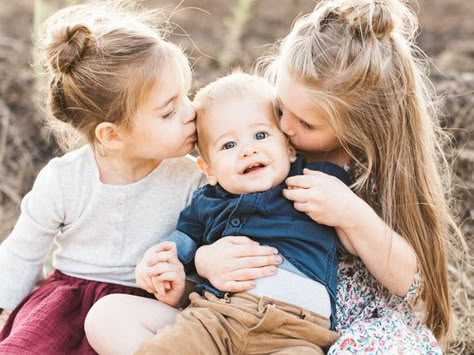 Young Sibling Photography, Light Family Photos, Rustic Family Photos, Siblings Photography, Sibling Photography Poses, Sibling Photo Shoots, Sibling Pictures, Cute Family Photos, Family Photoshoot Poses