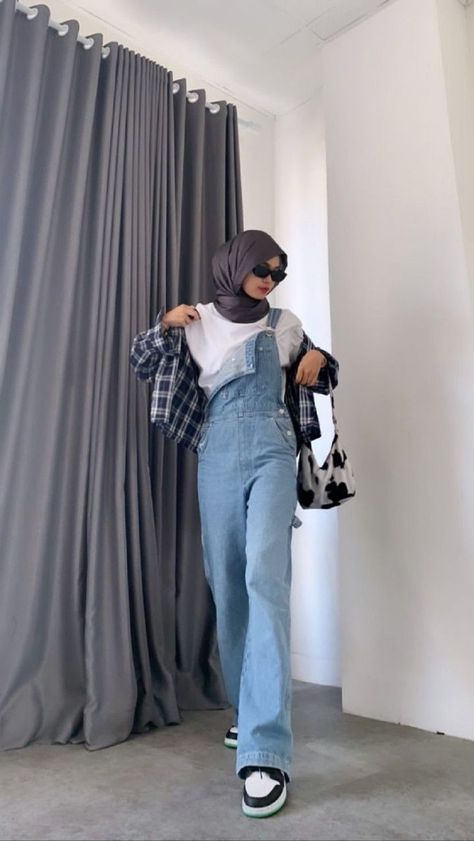 Ootd Overall Jeans, Outfit Baju Kodok, Ootd Jumpsuit Hijab Jeans, Ootd 90s Style Hijab, Outfit 90s Style Hijab, Overall Hijab, Outfit 90s Style, Hijabi Barbie, Jumpsuit Hijab