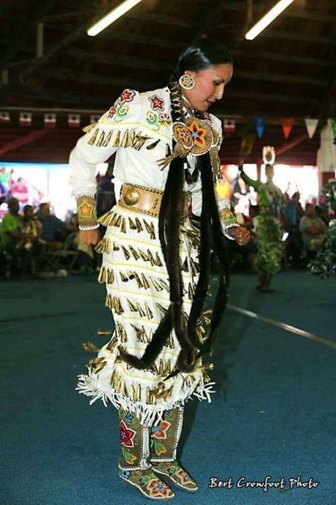 Native American Jingle Dress, Jingle Dress Dancer, Native American Dance, Powwow Regalia, Jingle Dress, Native American Regalia, Native Dress, Native American Photos, Native American Peoples