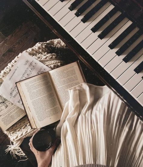 Untitled Piano Photography, Piano Pictures, Piano Girl, Piano Art, Music Pics, Wallpapers Quotes, Quotes Celebrities, Music Sheets, Dark Academia Aesthetic