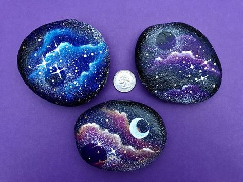 galaxy rock | Rock painting designs, Rock painting art, Painted rocks Art Coquillage, Stone Art Painting, Painted Rocks Craft, Painted Rocks Diy, Rock Painting Ideas Easy, Rock Painting Patterns, Mandala Rocks, Galaxy Painting, Galaxy Art