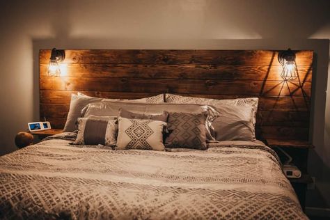 Diy Wooden Headboard With Lights, Diy Headboard Ideas With Lights, Diy Headboard And Nightstand, Diy Lighted Headboard, Diy Headboard Rustic, Wood Headboard With Nightstand, Rustic Headboard With Lights, Diy Headboard With Shelves And Lights, Wooden Headboard With Lights