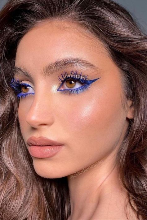 Claudia Neacsu, Eyeliner Bleu, Mascara Bleu, Blue Eyeliner Makeup, Maquillage On Fleek, Blue Makeup Looks, Blue Mascara, Makeup Steps, Day Makeup Looks