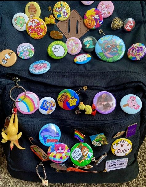 Badges On Backpacks, Backpack Pins And Patches Aesthetic, Schoolbag Aesthetic, Bag Pins Aesthetic, Patches Aesthetic, Backpack With Pins, Pins And Patches, Punk Fashion Diy, Backpack Ideas