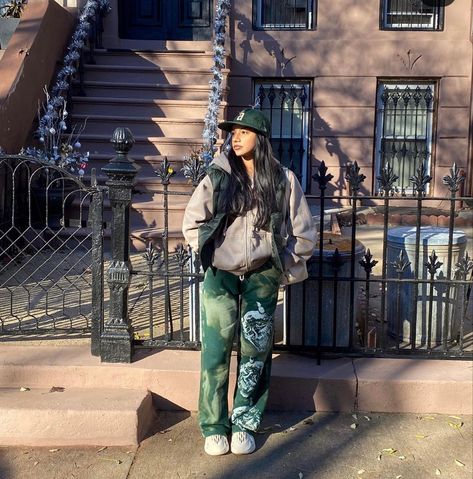 Winter Streetwear Black Women, Women’s Street Wear, Green Streetwear Outfit, Fits With Cargo Pants, Streetwear Fashion Black Women, Streetwear Fashion Women Winter, Girly Tomboy Outfits, Winter Streetwear Women, Streetwear Fashion Fall