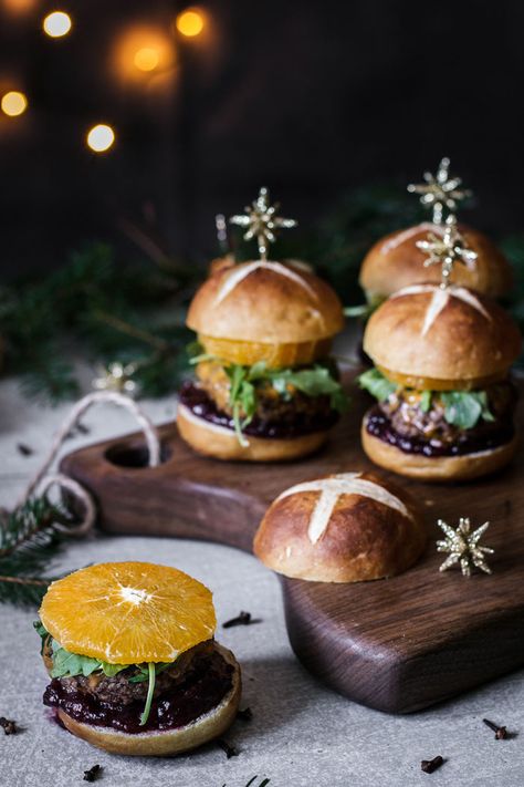 All the amazing tastes of Christmas in one mulled wine Christmas cheeseburger. Who says Christmas should be celebrated with a roast? Christmas Food Photography Ideas, Christmas Burger Ideas, Festive Burger, Xmas Food Photography, Christmas Burger, Christmas Restaurant Photography, Chicken Gyoza, Cheeseburger Photography, Bar Restaurant Design