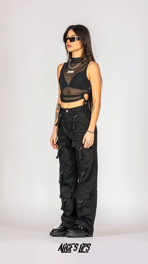 Cool Rock Outfits, Mesh Black Outfit, Techno Outfit Midsize, Rave Women Outfits, Black Leather Rave Outfit, Futuristic Concert Outfit, Music Gig Outfit, Cool Punk Outfits, Emo Clubbing Outfit