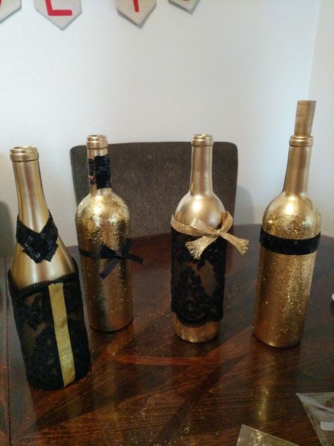 Wine Bottle Table, Gold Wine, Painted Bottles, Glass Bottle Diy, Bottle Diy, Bottle Painting, New Years Party, Bottle Crafts, Glass Bottle