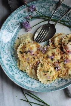 Tasty parcels of feta lemon and chive ravioli with browned butter and toasted breadcrumbs. Pasta Fatta In Casa, Think Food, Food Blogs, Ravioli, Gnocchi, Savoury Food, Pasta Dishes, Gravy, Lasagna