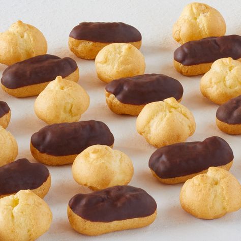 Mini Eclairs Decoration, Store Bought Dessert Hacks, Mini Cream Puffs, Mini Eclairs, Mini Cream Puff, Choux Cream, Dessert Hacks, Rey Salomon, Desserts Cookies