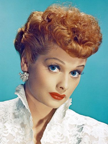 Haha how to get makeup like Lucille Ball's on I Love Lucy (for fun, or Halloween, etc.) I know someone who'd like this, LOL. Woman With Red Hair, 1950s Hairstyles, 50s Hairstyles, Desi Arnaz, Lucille Ball, Love Lucy, Actrices Hollywood, Stay Young, I Love Lucy