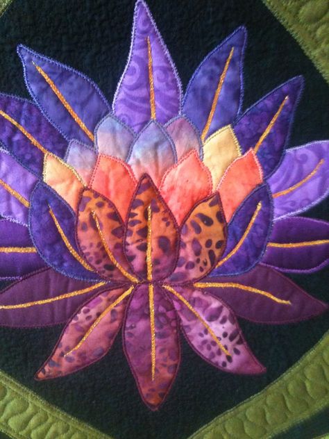 Quilt Art Fun Lotus Quilt, Wool Applique Quilts, Creeper Minecraft, Japanese Quilts, Flower Quilts, Hawaiian Quilts, Quilt Art, Landscape Quilts, Flower Quilt