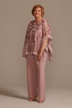 Mother Of The Bride Pants Outfit, Grooms Mom Dress, Grandma Dress, Grandma Clothes, Black Tie Dress Code, Mother Of The Bride Suits, Fancy Dress Code, Wedding Pantsuit, Cape Top