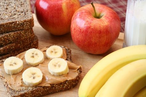 peanut butter and banana on whole wheat bread Unislim Recipes, Healthy Snacks For Athletes, Snacks For Athletes, Healthy Breakfast For Kids, Menu Sarapan Sehat, Healthy Bedtime Snacks, Preworkout Snack, Yummy Healthy Breakfast, Kid Snacks