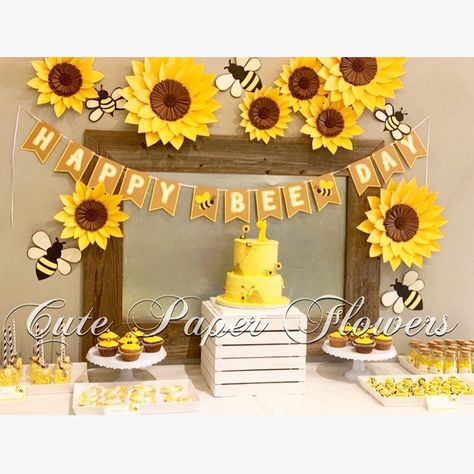 mayra🌸 on Instagram: “Happy Monday everyone 😃 look at this gorgeous display of my sunflowers 🌻 set 😍 my client did an amazing job 👏🏼👏🏼👏🏼👏🏼👏🏼👏🏼” Sunflower Birthday Parties, Bee Paper, What Will It Bee, Sunflower Wall Decor, Sunflower Party, 1st Birthday Party For Girls, Bee Birthday Party, Sunflower Baby Showers, Paper Sunflowers