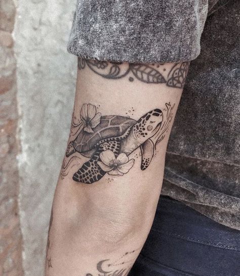 Beach Tattoos, Bali Tattoo, Rare Tattoos, Sea Turtle Tattoo, Magic Runes, Animal Tattoo Ideas, Sea Tattoo, Palm Tattoos, Beach Tattoo