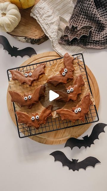 Cakes For Halloween, Bat Cake, Easy Cake Recipe, Halloween Baking, Spooky Treats, Soda Water, Halloween Desserts, Kawaii Food, Vanilla Sugar