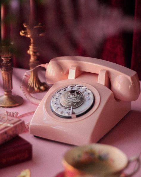 Vintage ☎️🩷❤️ Cool Vintage Aesthetic, 1950s Pink Aesthetic, Pastel Pink Aesthetic Vintage, Retro Pastel Aesthetic, Vintage 1950s Aesthetic, Vintage Pink Aesthetic, Ipad Pink, 1950s Aesthetic, Wedding Welcome Table