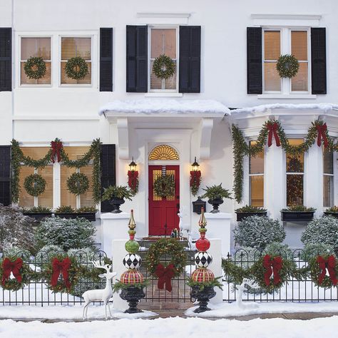 50+ Outdoor Christmas Decoration Ideas - Stylish Outside Christmas Decorating for Your Yard Outdoor Christmas Diy, Outside Christmas Decorations, Christmas Front Porch, Brick Exterior House, Christmas Porch Decor, Christmas Porch, Christmas House, Outdoor Christmas Decorations, Christmas Garland