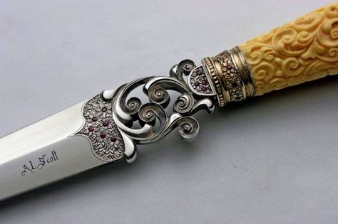 Al Scott Collector Knives, Medieval Design, Engraved Pocket Knives, Engraved Knife, Pretty Knives, Knife Art, Knife Design, Cool Knives, Custom Knife