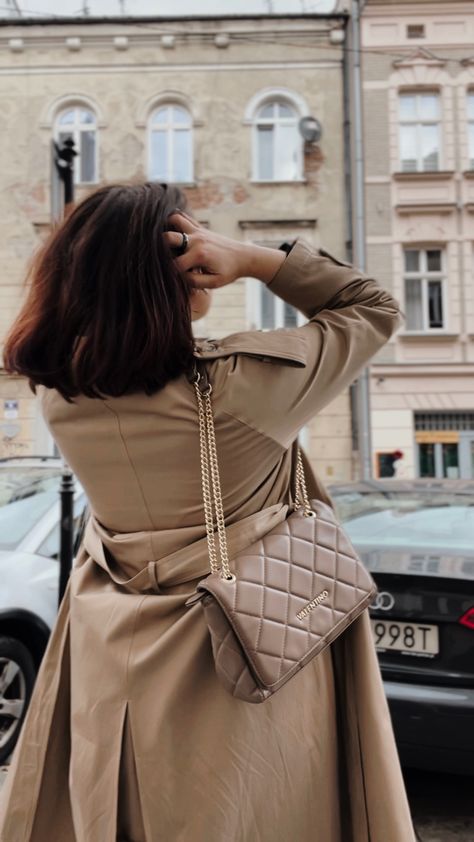 Тренч, trench, bag, Valentino, car, parking, old town, Europe, beige, hair Valentino Bag Outfit, Old Money Bags, Fall Adventures, Valentino Bag, Beige Hair, Money Bags, Bag Outfit, Money Aesthetic, Bags Aesthetic