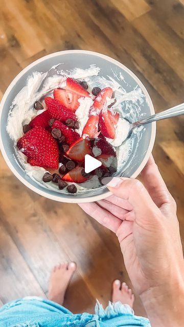 643 likes, 408 comments - madisonoking on August 1, 2024: "STRAWBERRY CHEESECAKE YOGURT BOWL 🍓🍫🫶🏻

This will be your new fav sweet treat!! Its relatively low calorie and high in protein too 🥰

Ingredients:
🍓3/4 cup 0% fat plain Greek yogurt 
🍓3-5 fresh strawberries, chopped
🍓1-2 tbsp sugar free cheesecake flavor jello mix 
🍓Small handful chocolate chips 

Add Greek yogurt and sugar-free cheesecake jello mix to a bowl. Stir well to combine. On top, add your strawberries and chocolate chi Strawberry Cheesecake Yogurt, Nutrition Reset, Cheesecake Jello, Cheesecake Yogurt, Jello Cheesecake, Strawberries And Chocolate, Sugar Free Jello, Sugar Free Cheesecake, Healthy Swaps