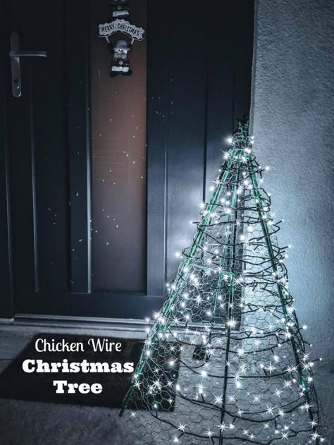 This Chicken Wire Christmas Tree is a perfect idea for an DIY outdoor Christmas decoration. Chicken Wire Christmas Tree, Pinterest Christmas Crafts, Wire Christmas Tree, Christmas Tree Tutorial, Christmas Decoration Diy, Pinterest Christmas, Tree Tutorial, Pine Cone Christmas Tree, Cone Christmas Trees