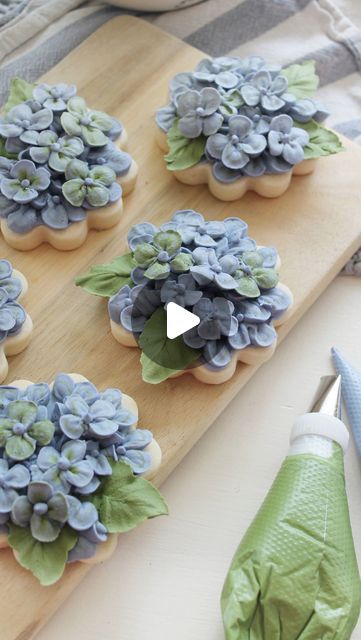 Royal Icing Hydrangea Flowers, Spring Cookie Decorating Ideas, Hydrangea Cookies Decorated, Royal Icing Flower Tutorial Videos, Spring Sugar Cookies Decorated, Flowers On Cookies, Spring Decorated Cookies, Mothers Day Cookies Decorated, Floral Cookies Decorated