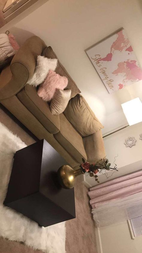 Brown Living Room Decor, First Apartment Decorating, Living Room Decor Inspiration, Pink Living Room, Dorm Ideas, Trendy Living Rooms, Brown Living Room, Living Room Decor Cozy, Apartment Decor Inspiration