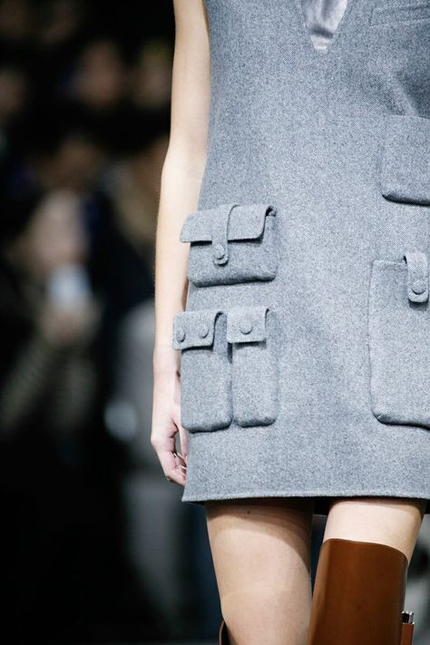 Unique pocket detailing at the Alexander Wang Aw14/15 RTW show! Minimalist Dress, Pockets Fashion, Minimal Classic, Minimalist Dresses, Grey Dress, Clothing Details, Fashion Week Runway, Fall 2014, Mode Inspiration