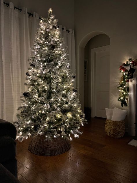 Christmas Tree Fake Story, Snow Covered Christmas Tree, Christmas Living Room Decorations, Living Room Decor Christmas, Christmas Living Room Ideas, Snow Covered Christmas Trees, Christmas Living Room Decor, Christmas Tree Snow, Room Decor Christmas