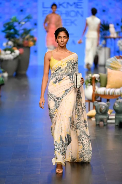 Varun Bahl, Modern Saree, India Fashion Week, Simple Sarees, Designer Wall, Designer Sarees Online, Saree Trends, Printed Saree, Desi Wedding