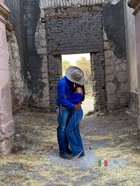 Matching Western Outfits Couples, Matching Baile Outfits Couples, Vaquero Couple Outfits, Vaquero Couple Goals, Couples Things To Do, Cute Country Couples, Swag Couples, Couple Goals Teenagers Pictures, Cute Guy Pics