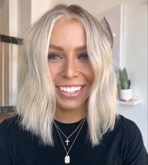 full highlight with money piece & a root tap Highlight With Money Piece, Money Piece Hair Blonde, Root Tap, Money Piece Hair, Full Highlight, Full Highlights, Money Piece, Bright Blonde, Hair Blonde