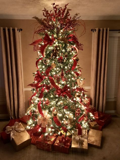 Classic Red and Gold Christmas Tree Christmas Tree Inspiration Red And Gold, Red Gold Christmas, Red And Gold Christmas Tree, Gold Christmas Tree Decorations, Tree Inspiration, Christmas Tree Decorating Themes, Elegant Christmas Trees, Silver Christmas Tree, Gold Christmas Decorations