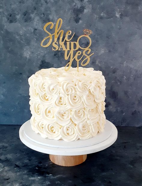 Single Tier Cake with White Buttercream Rosettes & a topper. Simple and elegant for an Engagement or Wedding. Single Tier Wedding Cake Elegant, Two Tier Engagement Cake, Simple Engagement Cake, Engagement Cake Images, White Rosette Cake, Buttercream Rosette Cake, Single Tier Wedding Cake, Buttercream Rosettes, Wedding Cake Designs Simple