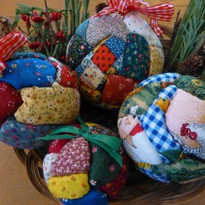 Easy Ornaments, Fabric Balls, Quilted Ornaments, Santa's Workshop, Quilted Christmas Ornaments, Diy Ornaments, Styrofoam Ball, Ornament Tutorial, Fabric Ornaments