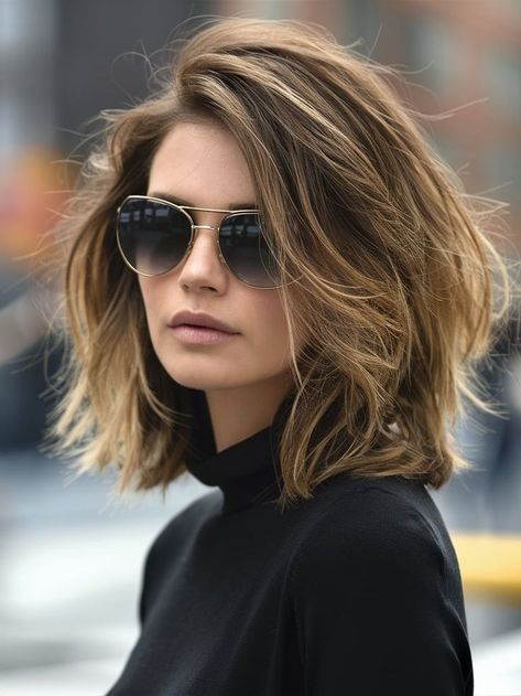 This tousled blonde bob is the epitome of modern elegance in a Fall Haircut. With its soft waves and natural blonde highlights, this style offers an effortlessly chic look that’s perfect for the season. The layers add volume and texture, making it a versatile choice for both day and night. Embrace the laid-back vibe with this understated yet sophisticated cut. Bob Just Above Shoulders, 2024 Lob Haircuts, Old Money Bob, Soft Layered Bob, Collarbone Hair, Fall Haircut, Natural Blonde Highlights, Bob Hair Color, Rich Brunette