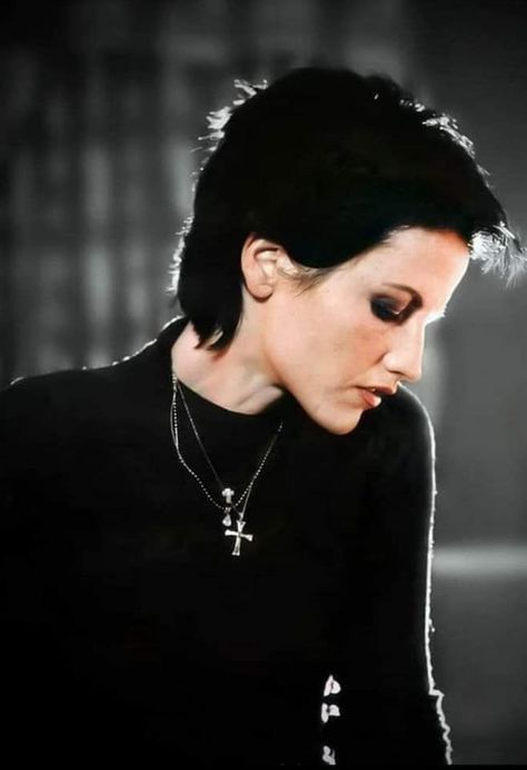 Dolores Oriordan, Irish Musicians, Dolores O'riordan, The Cranberries, Makeup Clothes, Mötley Crüe, Best Rock, Foo Fighters, Post Punk