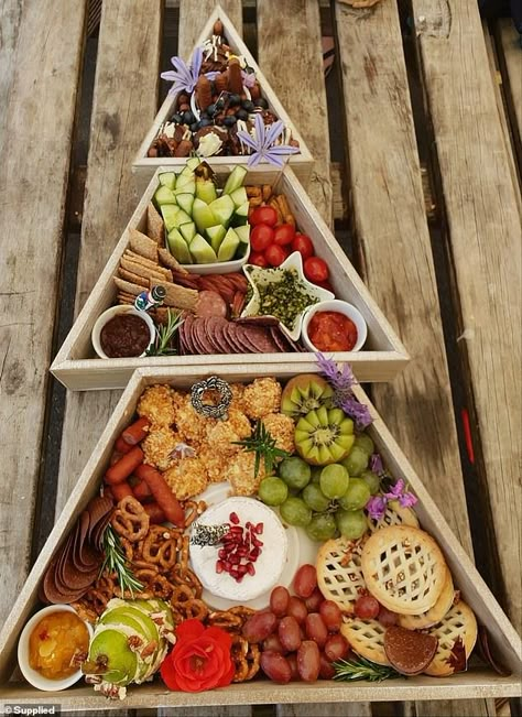 A creative mum shows how she transformed her Christmas tree shelves into a fabulous grazin... Grazing Platter Ideas, Christmas Tree Platter, Tree Shelves, Christmas Catering, Kmart Christmas, Grazing Platter, Breakfast Platter, Christmas Platter, Christmas Dinner Menu