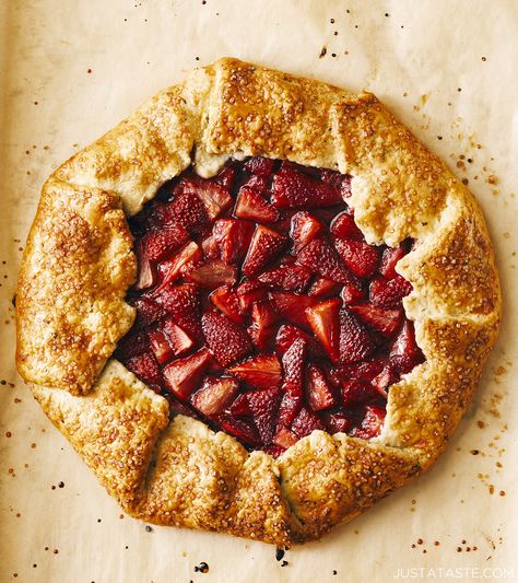 Strawberry Galette Recipe, Strawberry Galette, Sugar Dough, Galette Recipe, Recipes With Whipping Cream, Sour Cream Recipes, Dinner Party Summer, Spring Desserts, Strawberry Desserts