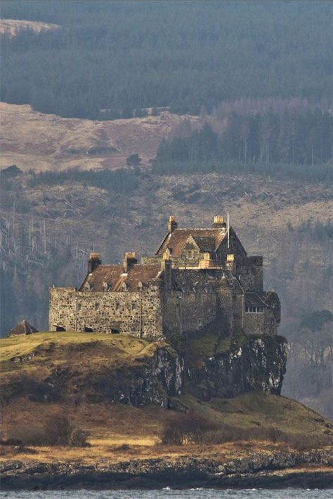 Duart Castle, Mull Scotland, Isle Of Mull, Old Castle, Scotland Castles, Scottish Castles, Chateau France, Voyage Europe, Beautiful Castles