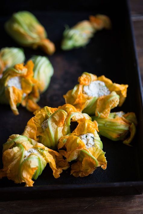 Jamie Olivers crispy zucchini flowers stuffed with spicy ricotta and mint Courgette Flowers, Crispy Zucchini, Ricotta Recipe, Zucchini Flowers, Dishes To Make, Zucchini Blossoms, Chinese Vegetables, Ricotta Recipes, Jamie Oliver Recipes