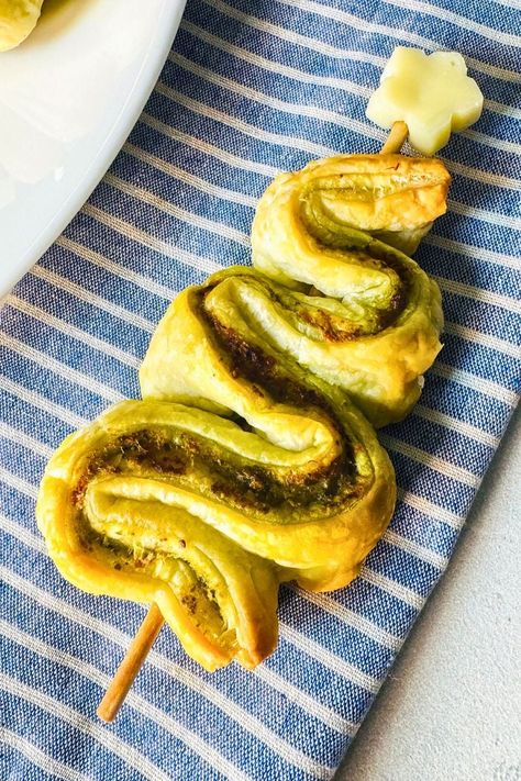 PUFF PASTRY PESTO CHRISTMAS TREES Basil Pesto Cheese Puff Pastry, Pesto Christmas Tree Puff Pastry, Pesto Tree Puff Pastry, Pesto Puff Pastry, Gf Appetizers, Savory Puff Pastry, Christmas Pastries, Pesto Cheese, Cheese Puff Pastry