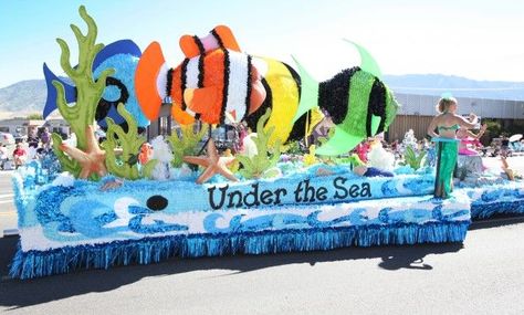 Ocean theme: jelly fish made out of shower caps and ribbon - great for an under the sea bulletin board! Description from pinterest.com. I searched for this on bing.com/images Under The Sea Float, Disney Homecoming, Holiday Parade Floats, Mermaid Float, Carnival Floats, Christmas Parade Floats, Homecoming Floats, Homecoming Themes, Homecoming Spirit Week