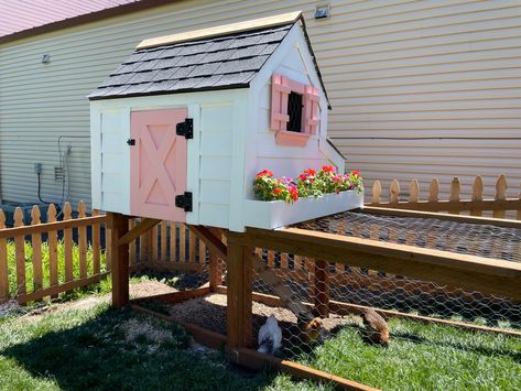 Caravan Chicken Coop, Pink And White Chicken Coop, Small Backyard Chicken Coop, Pink Chicken Coop, Chicken Coop Designs Diy, Backyard Chicken Coop, Urban Chicken Farming, Chicken Brooder, Mobile Chicken Coop